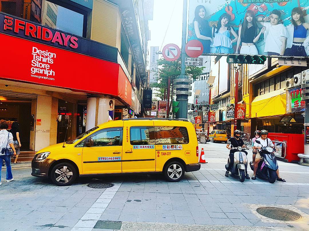 Taxi 7 chỗ thường chỉ chở 3 - 4 người còn hàng ghế sau dùng để để hành lý