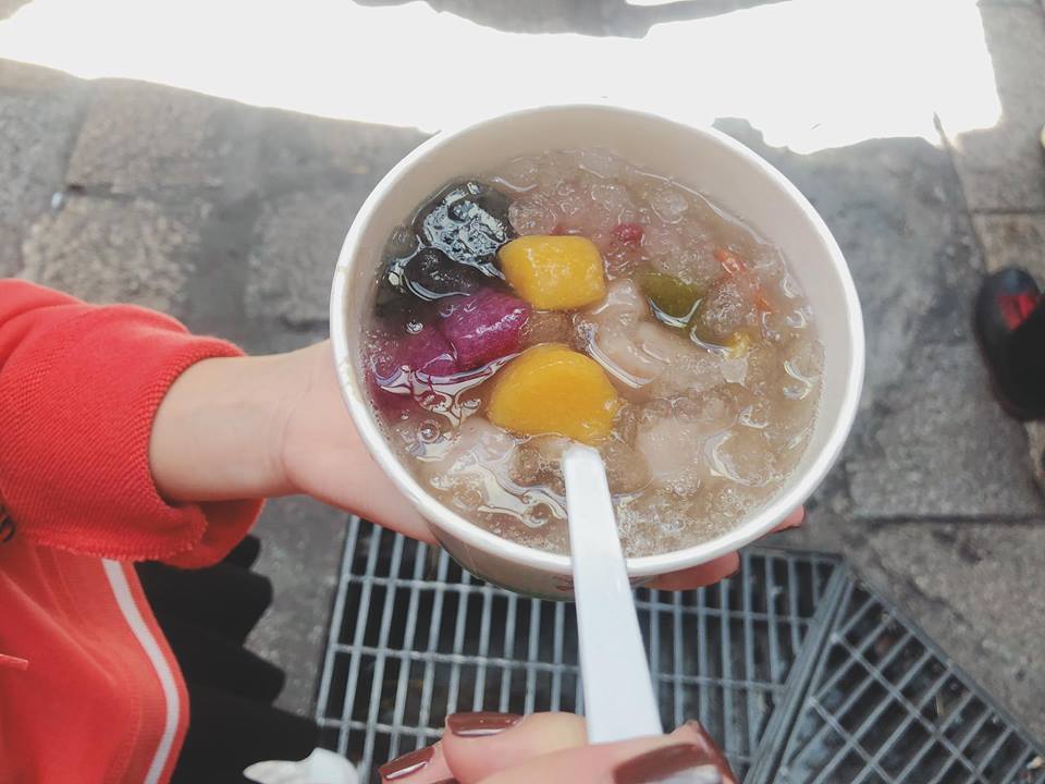 Ăn gà rán xong ăn chè khoai, cảm thấy thỏa mãn vô cùng, ahihi