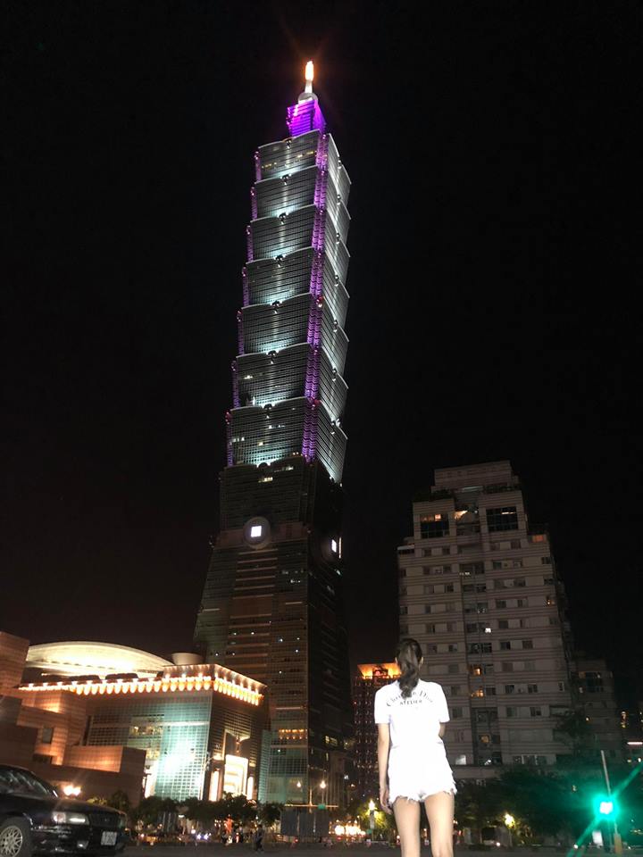 Ngắm tháp Taipei 101 vào buổi tối