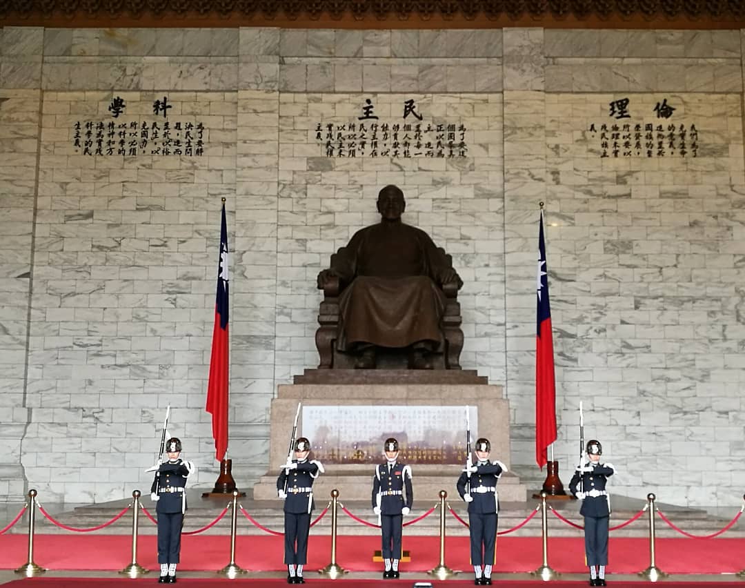 đài tưởng niệm