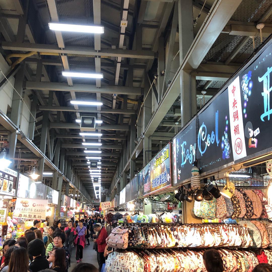 Khu bán đồ thời trang ở chợ Shilin