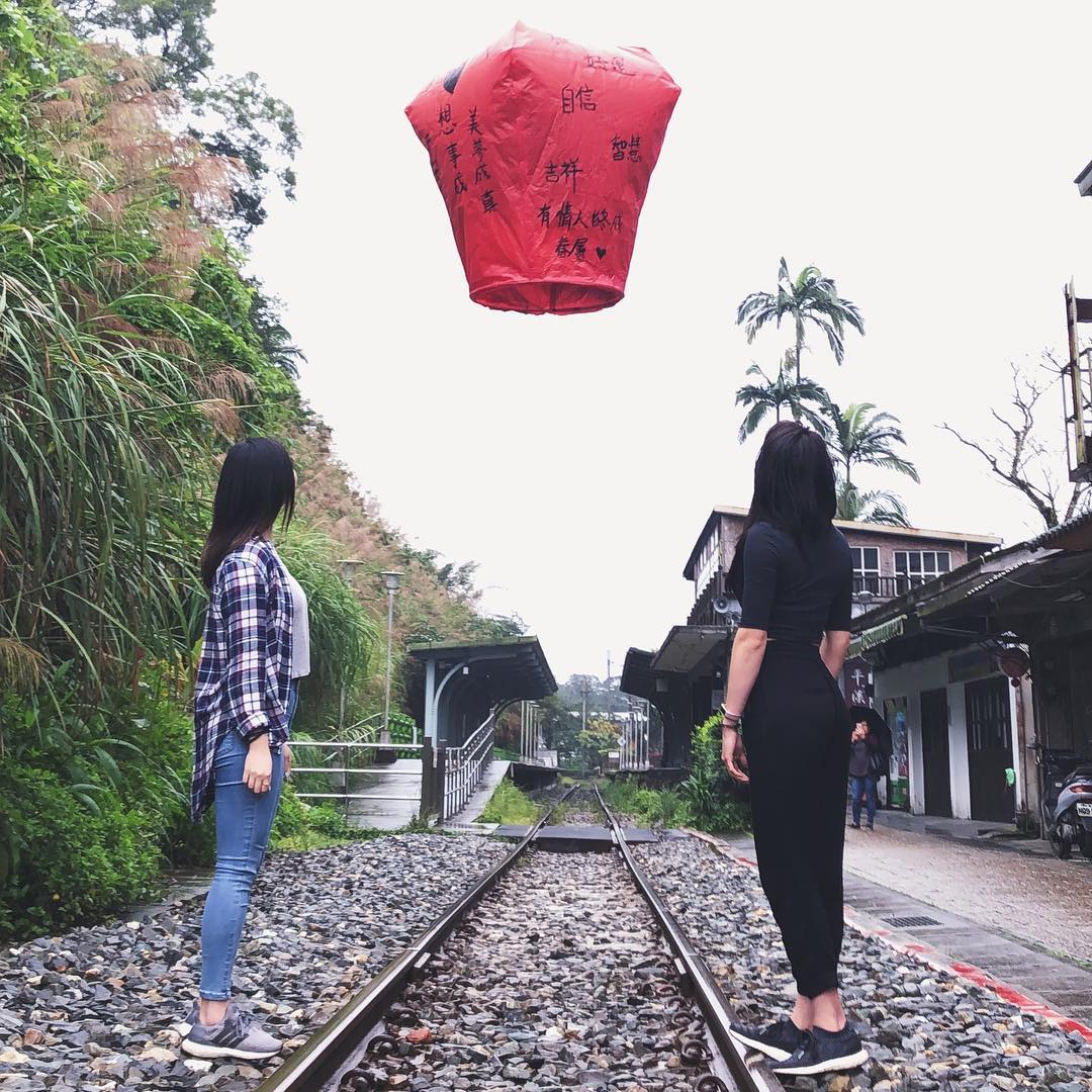 Thả đèn trời ở làng cổ Thập Phần