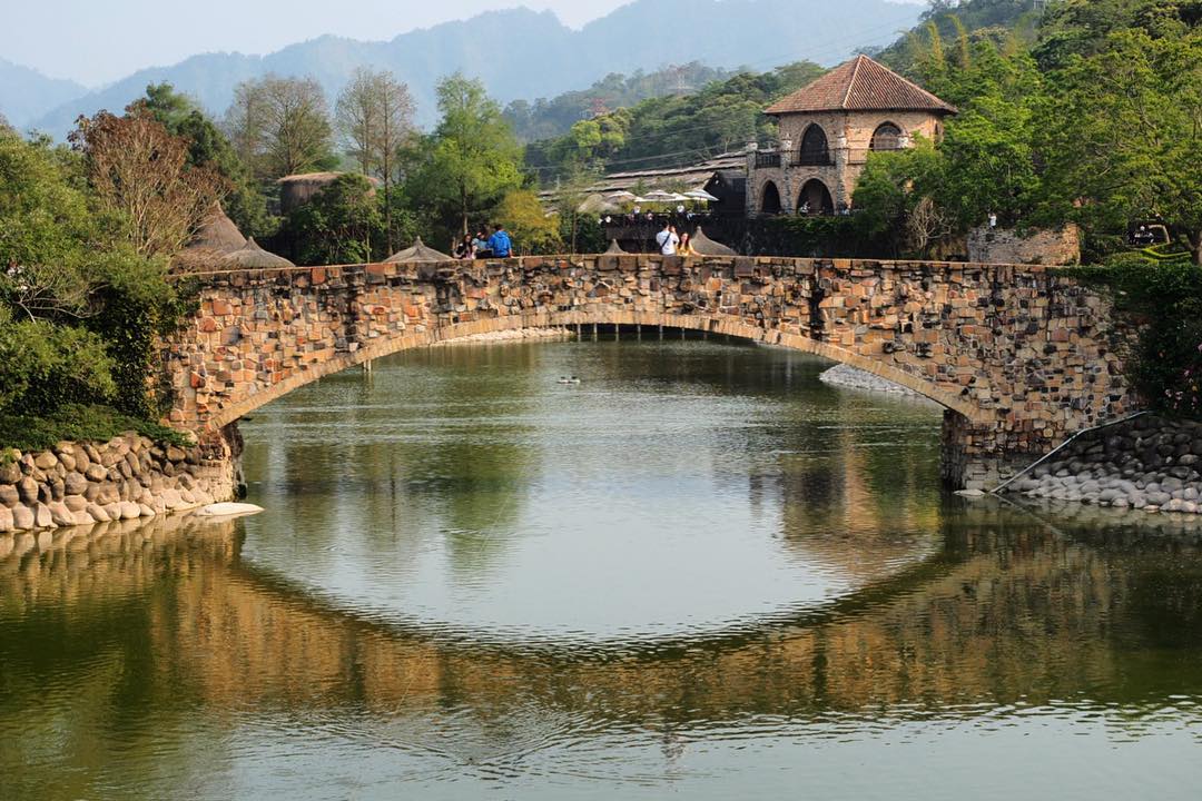Cây cầu dẫn vào lâu đài
